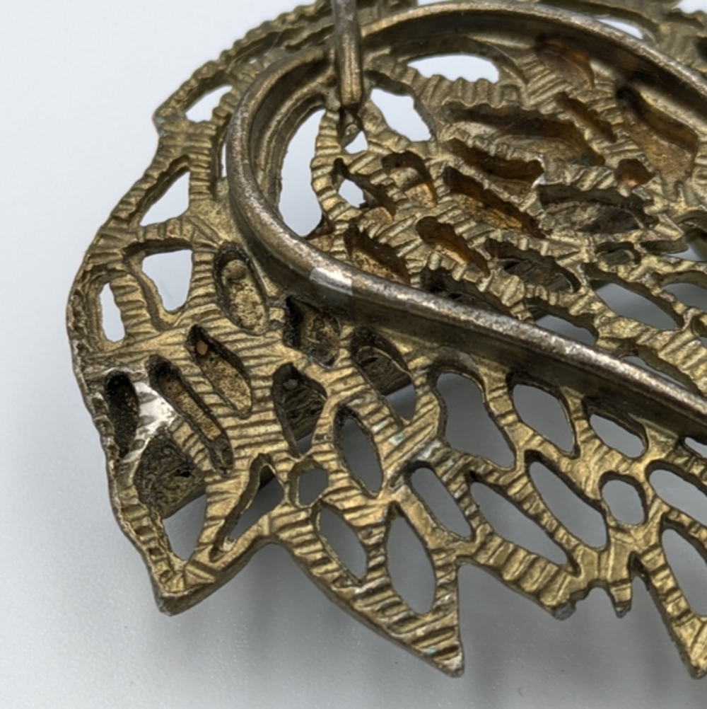 Vintage open metalwork leaf brooch pin - Picture 4 of 5